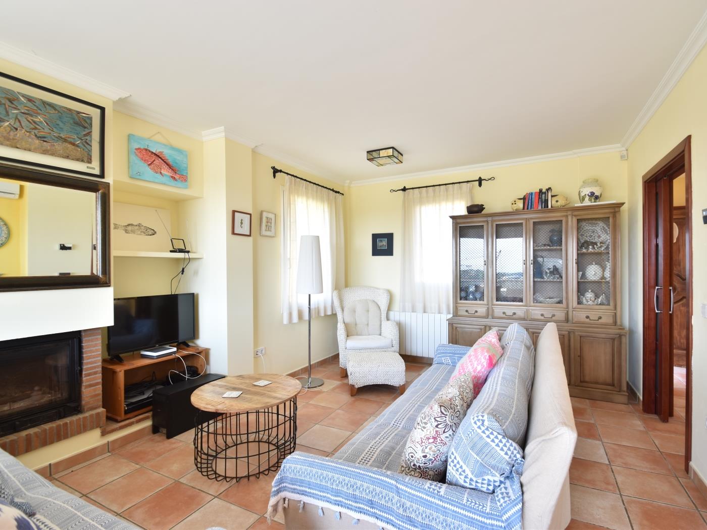 Woonkamer met open haard Casa Amaya Begur