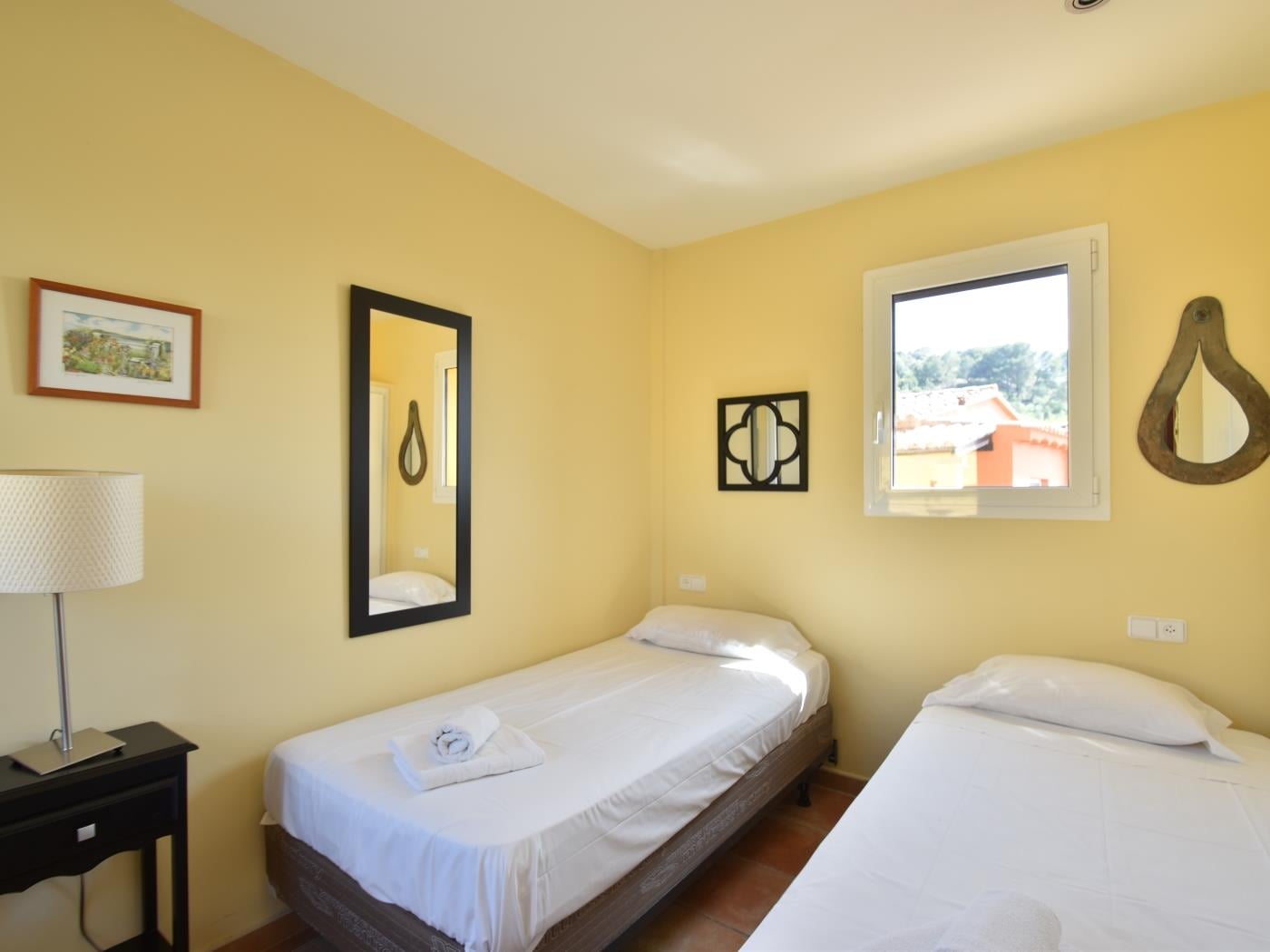 Slaapkamer met twee bedden Casa Amaya Begur