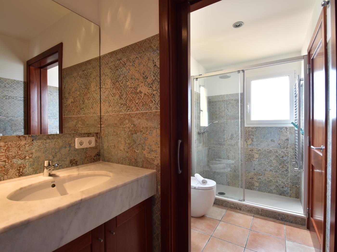 Badkamer met douche Casa Amaya Begur