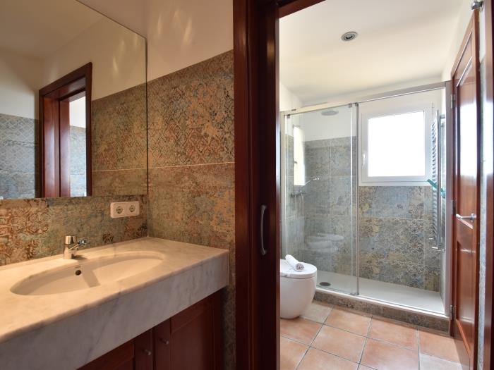 Full bathroom with shower Casa Amaya Begur