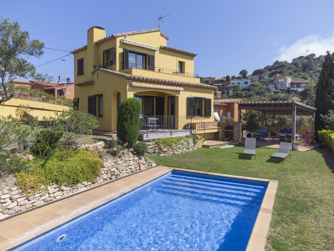 Privézwembad en tuin van Casa Amaya in Begur