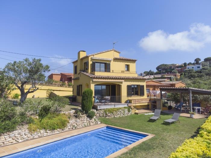 Zwembad en tuin bij Casa Amaya in Begur