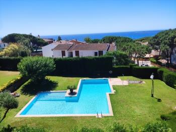 Zwembad en tuin met zeezicht Casa Cantir Calella