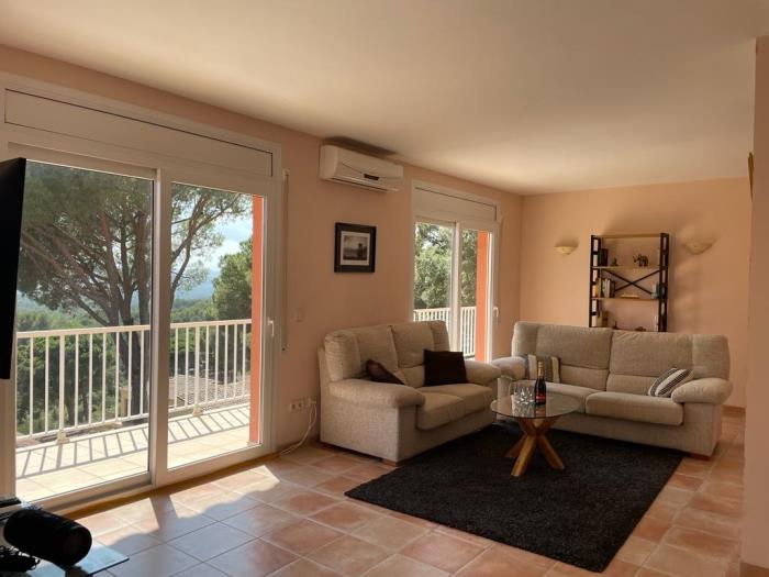 Lichte woonkamer Casa Bosc Begur