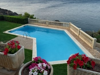 image Beachfront apartment with pool 2