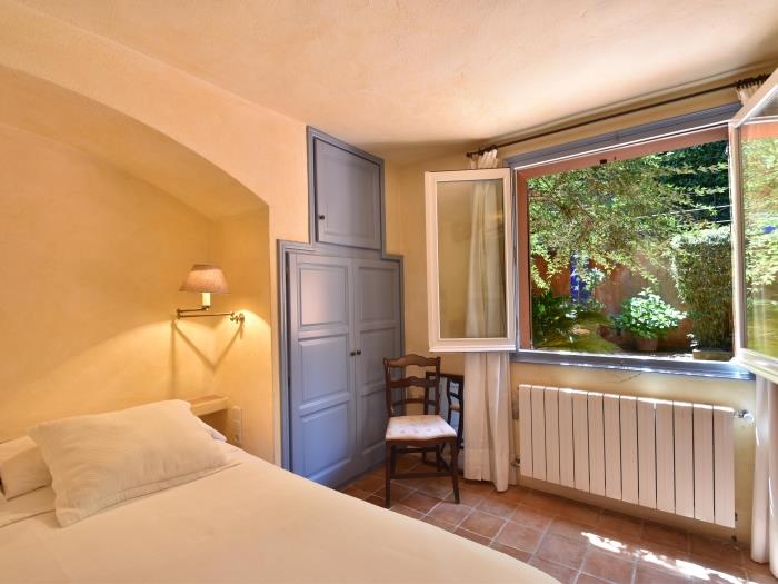 Slaapkamer met uitzicht op tuin Casa Cardina Begur