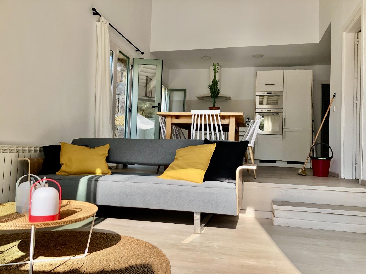 Salón espacioso casa vacacional Begur