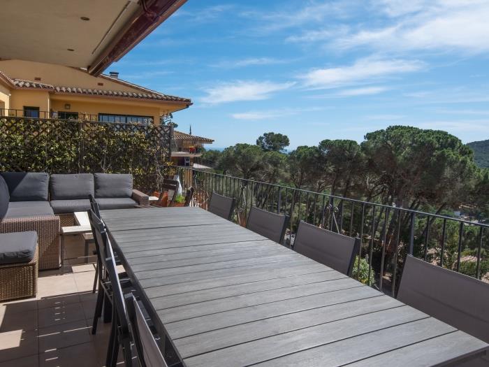 Outdoor dining terrace Costa Brava rental